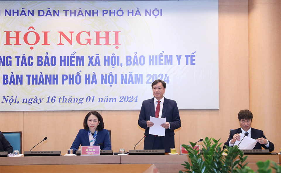 Gi&aacute;m đốc BHXH H&agrave; Nội Phan Văn Mến báo cáo tại hội nghị.