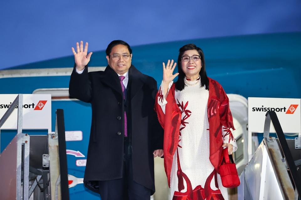 Thủ tướng Chính phủ Phạm Minh Chính và Phu nhân đến sân bay quốc tế Zurich (Thụy Sĩ). Ảnh: Dương Giang