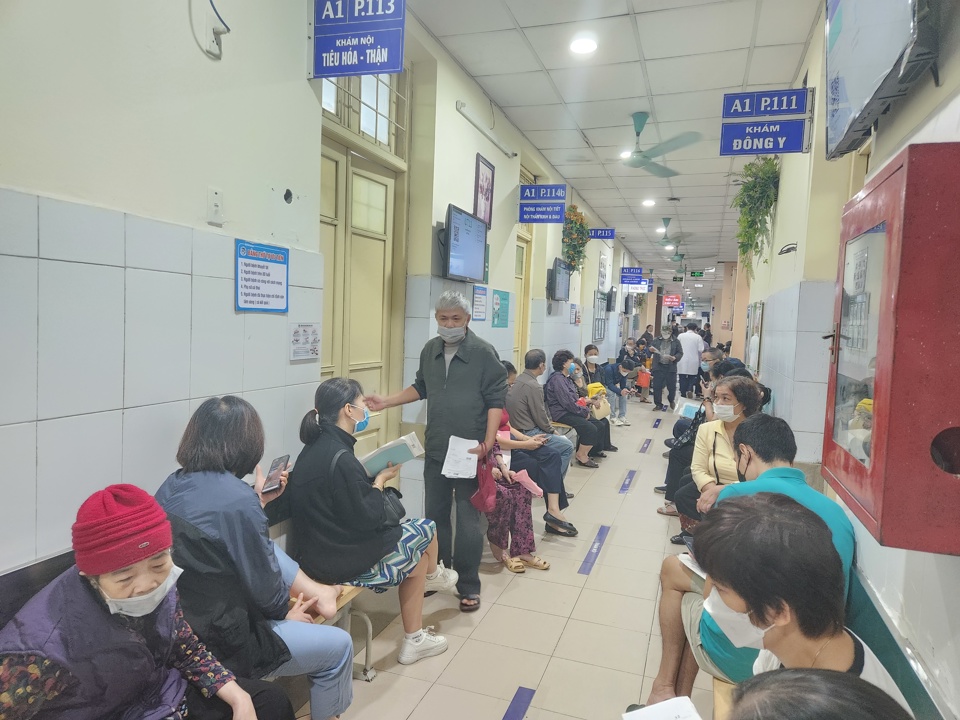 Người dân chờ khám tại Bệnh viện Đa khoa Xanh Pôn. Ảnh: Hải Linh