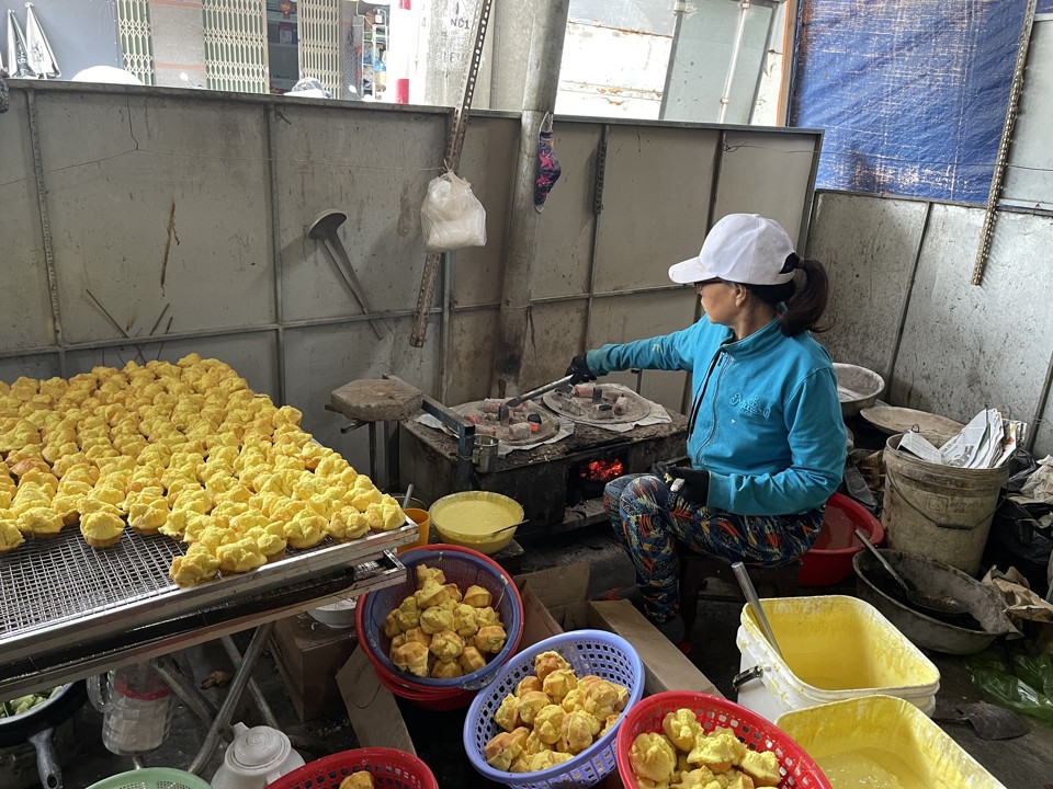 Gần đến Tết Nguy&ecirc;n đ&aacute;n, c&aacute;c l&ograve; b&aacute;nh thuẫn truyền thống ở Quảng Ng&atilde;i tất bật đỏ lửa cho kịp đơn h&agrave;ng.&nbsp;