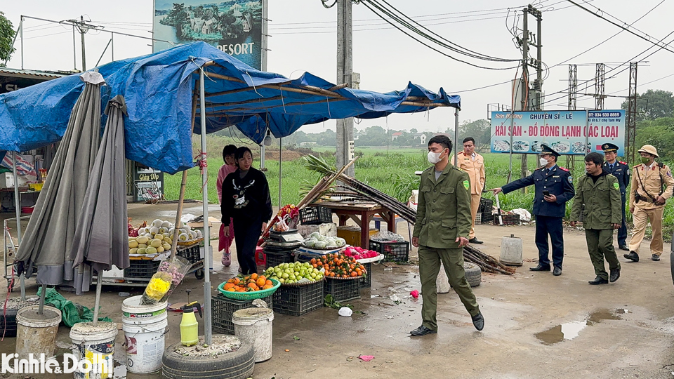 Lực lượng chức năng ra qu&acirc;n tuy&ecirc;n truyền, vận động người d&acirc;n.