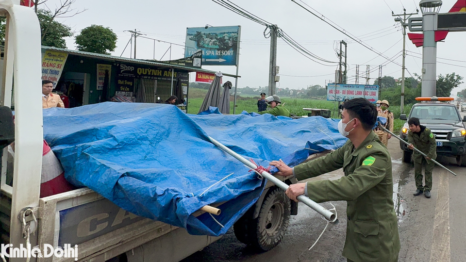 Lực lượng chức năng xử l&yacute; trường hợp vi phạm tại khu vực chợ Tam Mỹ.