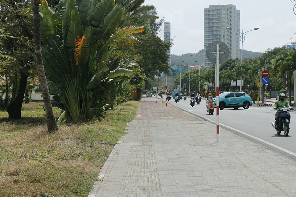 Khu vực tiếp gi&aacute;p đường biển Trần Ph&uacute; đ&atilde; trở n&ecirc;n th&ocirc;ng tho&aacute;ng khi c&aacute;c c&ocirc;ng tr&igrave;nh được th&aacute;o dỡ.