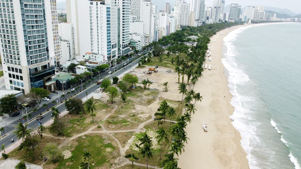 Ng&agrave;y 17/1, c&ocirc;ng tr&igrave;nh du lịch&nbsp;tr&ecirc;n đường Trần Ph&uacute;, TP Nha Trang, tỉnh Kh&aacute;nh H&ograve;a, đ&atilde; gần như ho&agrave;n tất th&aacute;o dỡ c&aacute;c hạng mục cuối c&ugrave;ng để b&agrave;n giao lại mặt bằng cho TP Nha Trang quản l&yacute;.