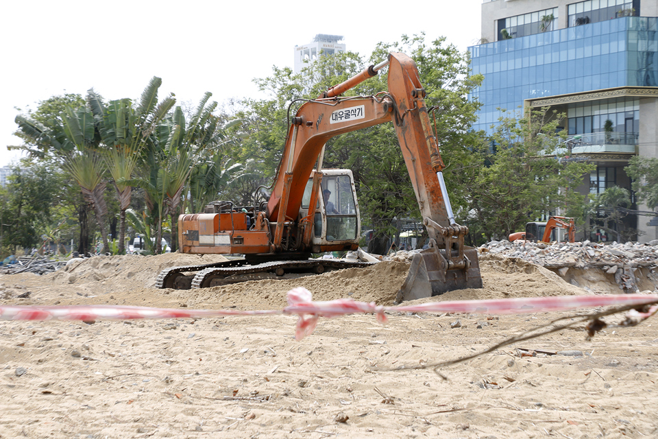 &Ocirc;ng Nguyễn Sỹ Kh&aacute;nh - Chủ tịch UBND TP Nha Trang cho biết, c&aacute;c c&ocirc;ng tr&igrave;nh&nbsp;th&aacute;o dỡ xong, chủ đầu tư sẽ b&agrave;n giao khu đất cho TP quản l&yacute;.&nbsp;