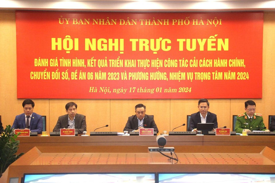 Chủ tịch UBND Th&agrave;nh phố Trần Sỹ Thanh chủ tr&igrave; hội nghị.&nbsp;