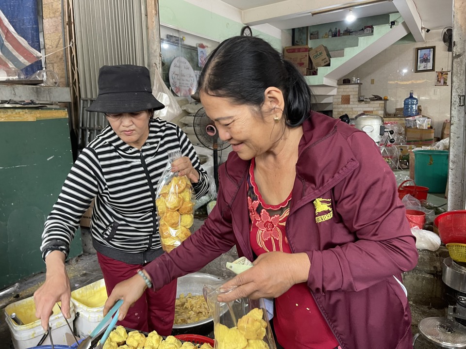 Theo b&agrave; L&ecirc; Thị Kim Li&ecirc;n- chủ 1 l&ograve; b&aacute;nh thuẫn ở TP Quảng Ng&atilde;i,&nbsp;b&aacute;nh thuẫn được ti&ecirc;u thụ quanh năm, nhưng nhiều nhất l&agrave; dịp Tết. D&ugrave; vậy, trước sự cạnh tranh của c&aacute;c loại b&aacute;nh hiện đại kh&aacute;c, lượng ti&ecirc;u thụ b&aacute;nh thuẫn đang &iacute;t dần. Dịp Tết Nguy&ecirc;n đ&aacute;n Gi&aacute;p Th&igrave;n 2024, nhiều l&ograve; b&aacute;nh thuẫn phải giảm c&ocirc;ng suất đến 30- 40%.