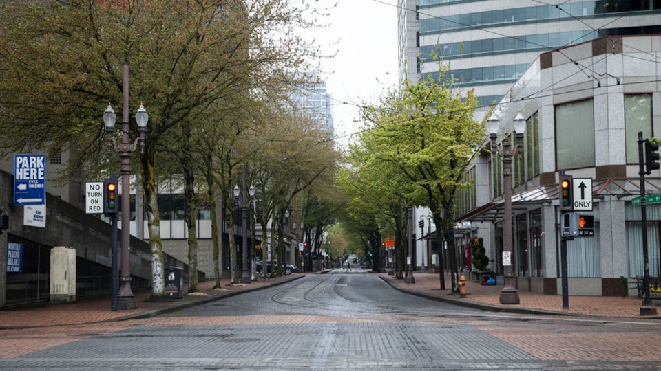 Một con phố vắng tanh ở trung t&acirc;m th&agrave;nh phố Portland, bang Oregon. Ảnh: Getty Images &nbsp;