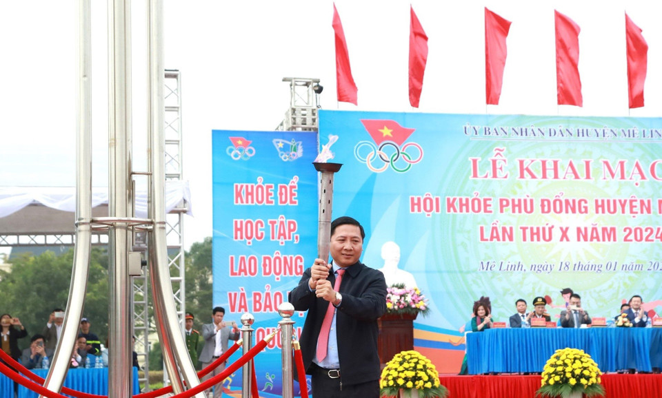 B&iacute; thư Huyện ủy Nguyễn Thanh Li&ecirc;m thắp đ&agrave;i lửa truyền thống tại Hội khỏe.