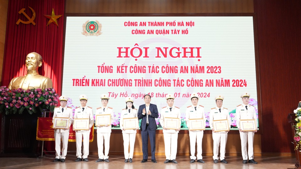 Chủ tịch UBND quận T&acirc;y Hồ Nguyễn Đ&igrave;nh Khuyến trao Giấy khen của UBND quận cho c&aacute;c c&aacute; nh&acirc;n c&oacute; th&agrave;nh t&iacute;ch xuất sắc.