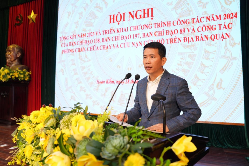 Chủ tịch UBND quận Ho&agrave;n Kiếm Phạm Tuấn Long ph&aacute;t biểu tại hội nghị