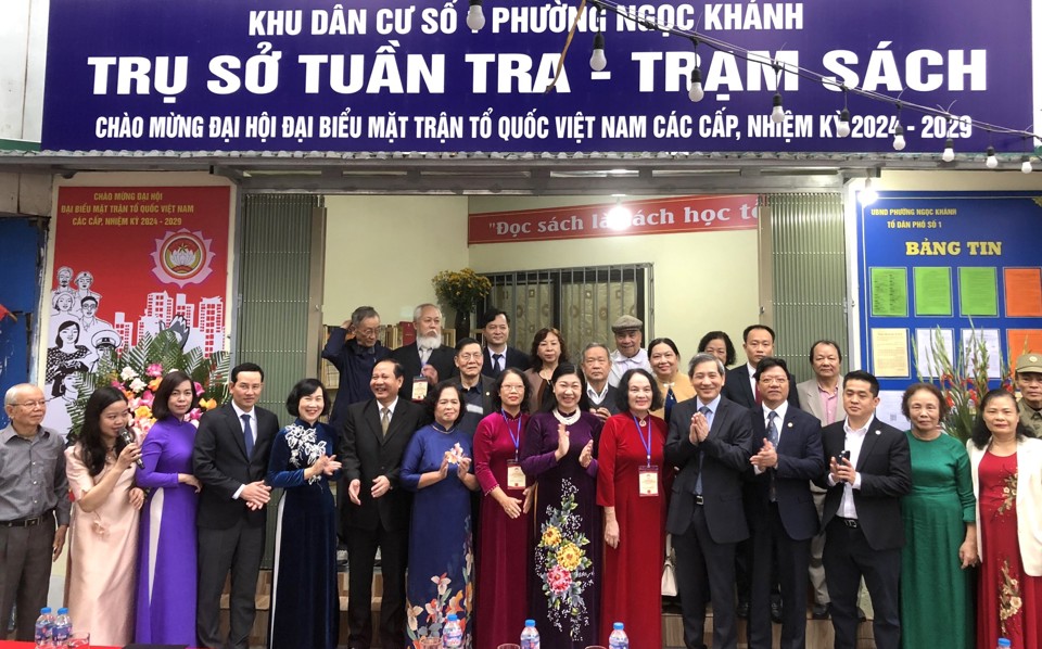 C&aacute;c đại biểu Mặt trận Tổ quốc Việt Nam Th&agrave;nh phố v&agrave; quận Ba Đ&igrave;nh tham dự Lễ kh&aacute;nh th&agrave;nh c&ocirc;ng tr&igrave;nh Trụ sở tuần tra v&agrave; Trạm s&aacute;ch Khu d&acirc;n cư số 1, phường Ngọc Kh&aacute;nh, quận Ba Đ&igrave;nh