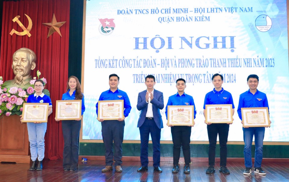 Chủ tịch UBND quận Ho&agrave;n Kiếm Phạm Tuấn Long trao tặng bằng khen cho tập thể c&oacute; th&agrave;nh th&iacute;ch xuất sắc trong năm 2023.