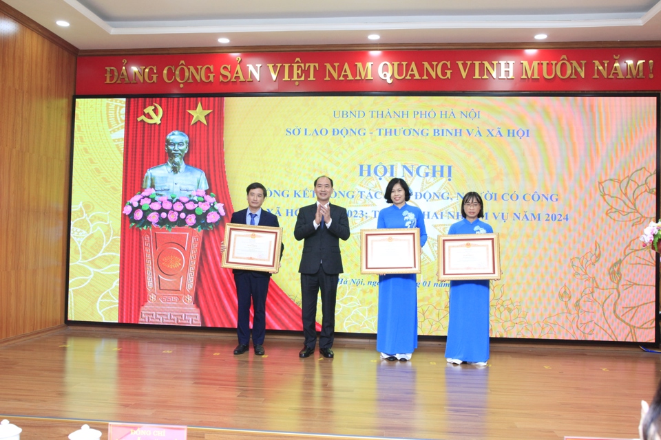 Thứ trưởng Bộ LĐTB&amp;XH Nguyễn Văn Hồi trao Bằng khen của Thủ tướng Ch&iacute;nh phủ cho 3 tập thể.&nbsp;