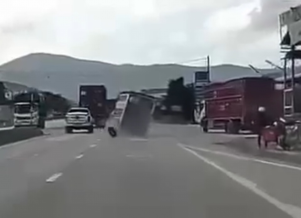 Chiếc xe tải nhỏ đang lưu th&ocirc;ng bỗng bể lốp, tai nạn (ảnh cắt từ video)&nbsp;