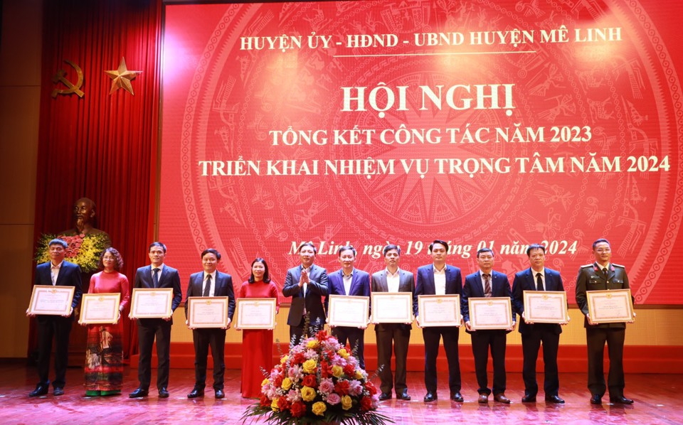 B&iacute; thư Huyện ủy Nguyễn Thanh Li&ecirc;m trao khen thưởng cho c&aacute;c tập thể