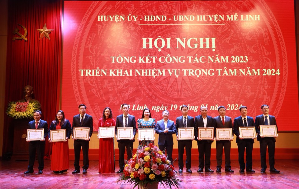 Chủ tịch UBND Huyện Ho&agrave;ng Anh Tuấn trao khen thưởng cho c&aacute;c tập thể