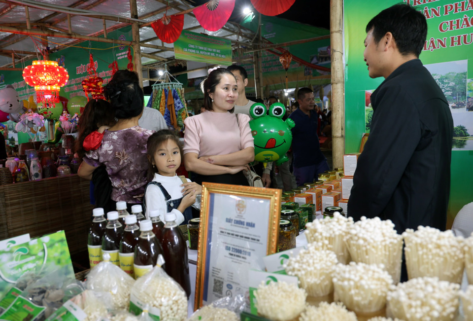 Người ti&ecirc;u d&ugrave;ng huyện Mỹ Đức tiếp cận sản phẩm OCOP v&agrave; đặc sản v&ugrave;ng miền tại hội chợ. Ảnh: Ho&agrave;i Nam