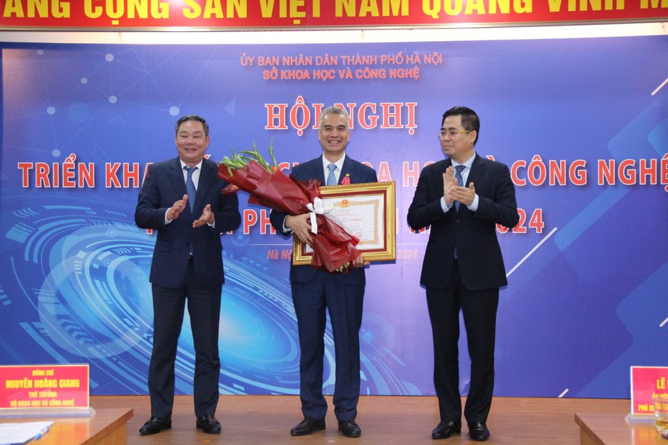 Gi&aacute;m đốc Sở Khoa học v&agrave; C&ocirc;ng nghệ H&agrave; Nội được Chủ tịch nước tặng Hu&acirc;n chương Lao động Hạng 3.