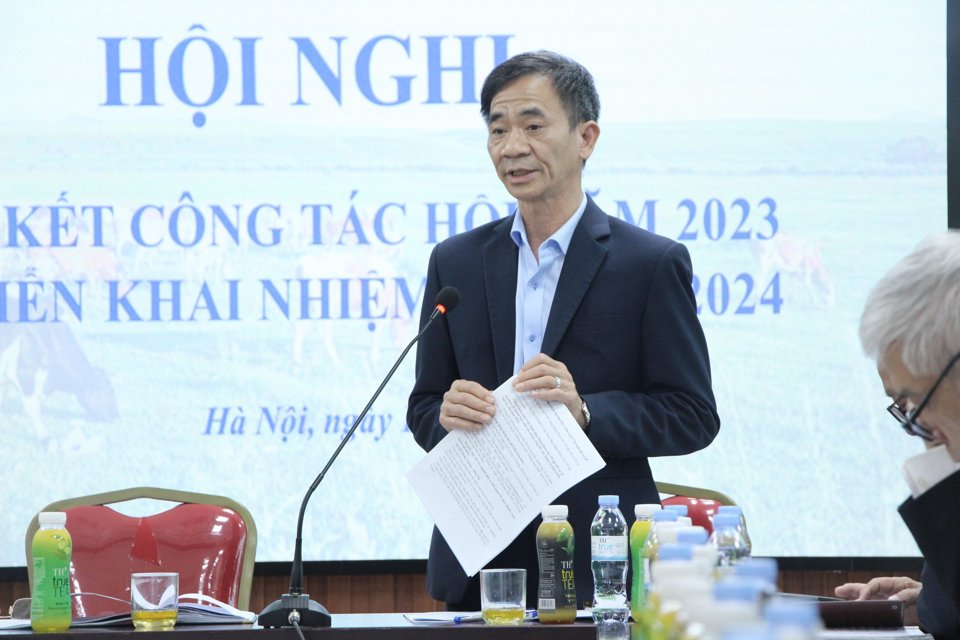 Ph&oacute; Chủ tịch Thường trực Hội Chăn nu&ocirc;i Việt Nam Nguyễn Ngọc Sơn b&aacute;o c&aacute;o tại hội nghị.