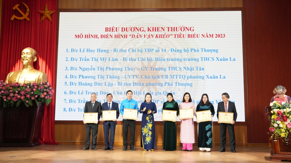 Đồng ch&iacute; Trần Thị Thu Hường - Trưởng ban Tuy&ecirc;n gi&aacute;o Quận ủy trao giấy khen cho c&aacute;c c&aacute; nh&acirc;n c&oacute; th&agrave;nh t&iacute;ch xuất sắc trong phong tr&agrave;o thi đua &ldquo;d&acirc;n vận kh&eacute;o&rdquo; năm 2023.