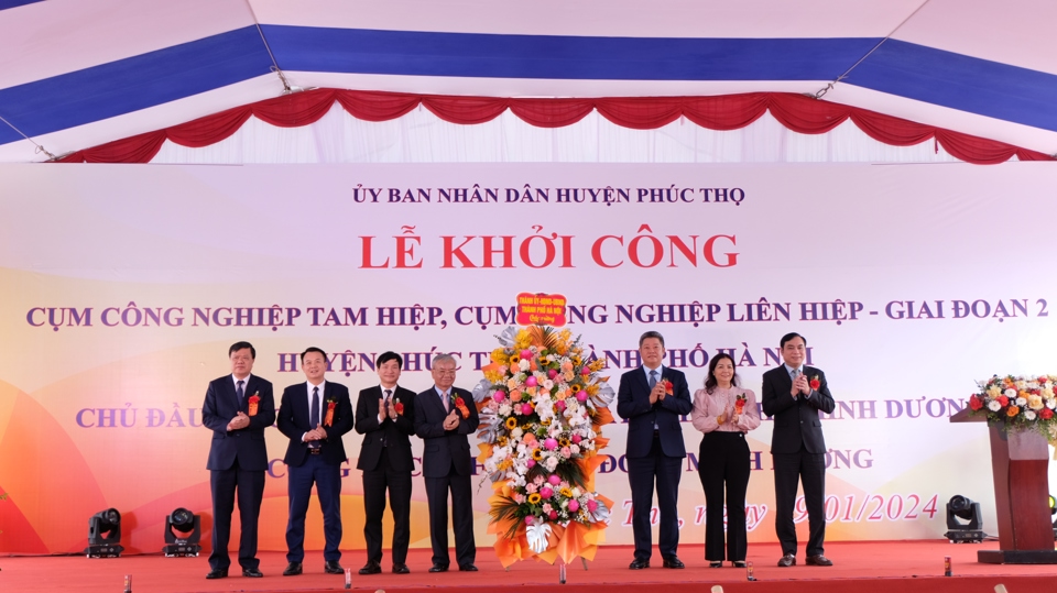 Ph&oacute; Chủ tịch UBND TP H&agrave; Nội Nguyễn Mạnh Quyền tặng lẵng hoa ch&uacute;c mừng lễ khởi c&ocirc;ng.