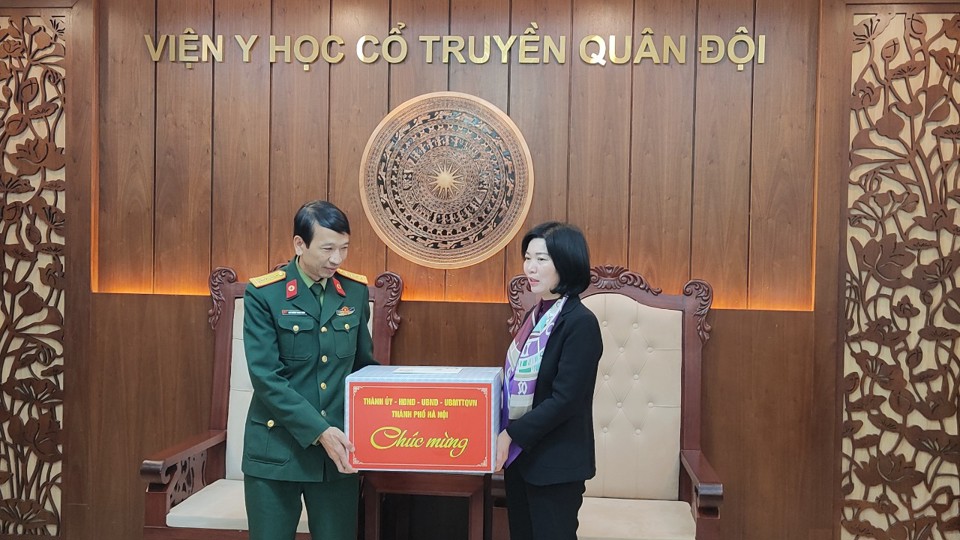 Đại t&aacute;, Ph&oacute; Gi&aacute;m đốc, TS. Lưu Trường Thanh Hưng thay mặt&nbsp;Viện Y học cổ truyền Qu&acirc;n đội nhận qu&agrave; của l&atilde;nh đạo Th&agrave;nh phố. Ảnh TA.