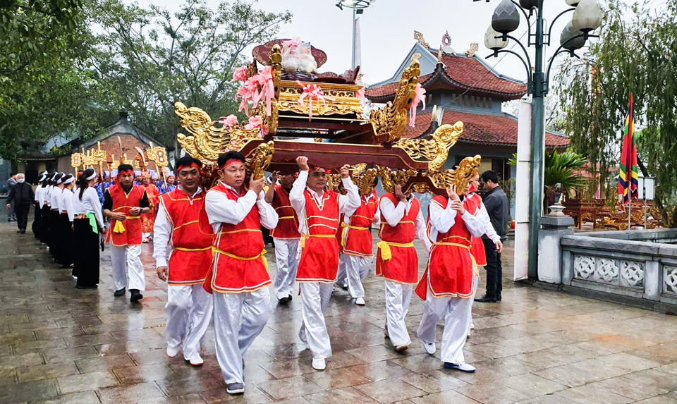 Lễ hội Tản Vi&ecirc;n Sơn Th&aacute;nh năm 2024 tổ chức v&agrave;o ng&agrave;y 14 th&aacute;ng Gi&ecirc;ng&nbsp;(tức ng&agrave;y 23/2/2024) tại di t&iacute;ch lịch sử văn ho&aacute; đền Hạ (x&atilde; Minh Quang, huyện Ba V&igrave;). Ảnh: Ngọc T&uacute;.