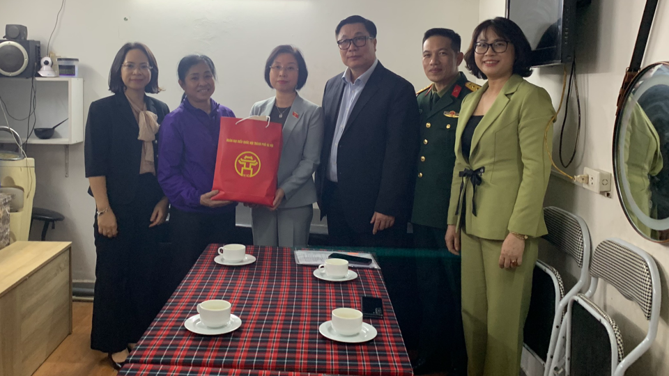 Ph&oacute; trưởng Đo&agrave;n chuy&ecirc;n tr&aacute;ch Đo&agrave;n đại biểu Quốc hội TP H&agrave; Nội Phạm Thị Thanh Mai trao qu&agrave; tới hộ c&oacute; ho&agrave;n cảnh kh&oacute; khăn tại phường Trung Văn, quận Nam Từ Li&ecirc;m