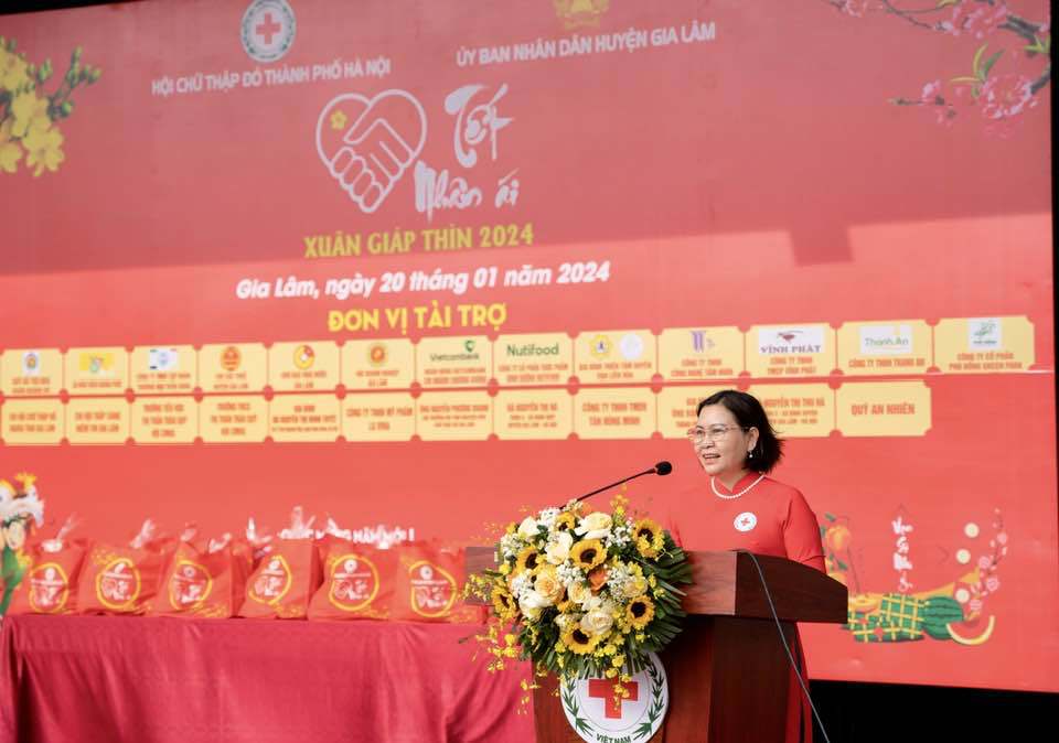 Ph&oacute; Chủ tịch Hội Chữ thập đỏ TP H&agrave; Nội Dương Thị Hằng ph&aacute;t biểu khai mạc hội chợ.