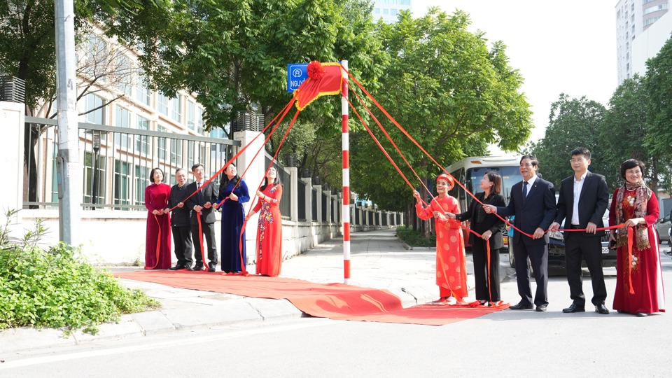 Nghi thức gắn biển phố Nguyễn Xu&acirc;n Nham tại phường Y&ecirc;n H&ograve;a, Cầu Giấy.