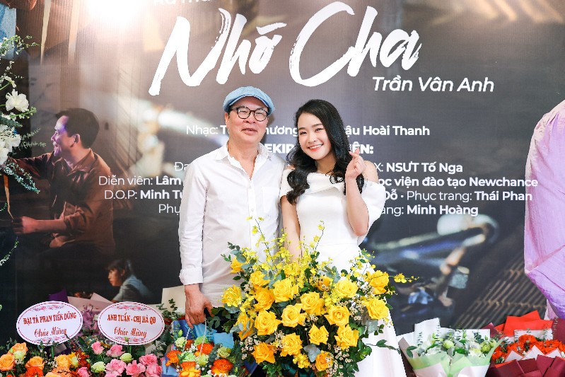 Nhạc sĩ Tuấn Phương v&agrave; ca sĩ V&acirc;n Anh