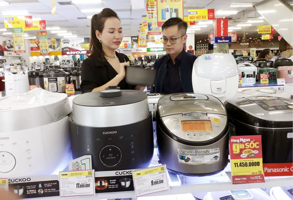 Người ti&ecirc;u d&ugrave;ng mua h&agrave;ng giảm gi&aacute; tại si&ecirc;u thị điện m&aacute;y Media Mart. Ảnh: Ho&agrave;i Nam