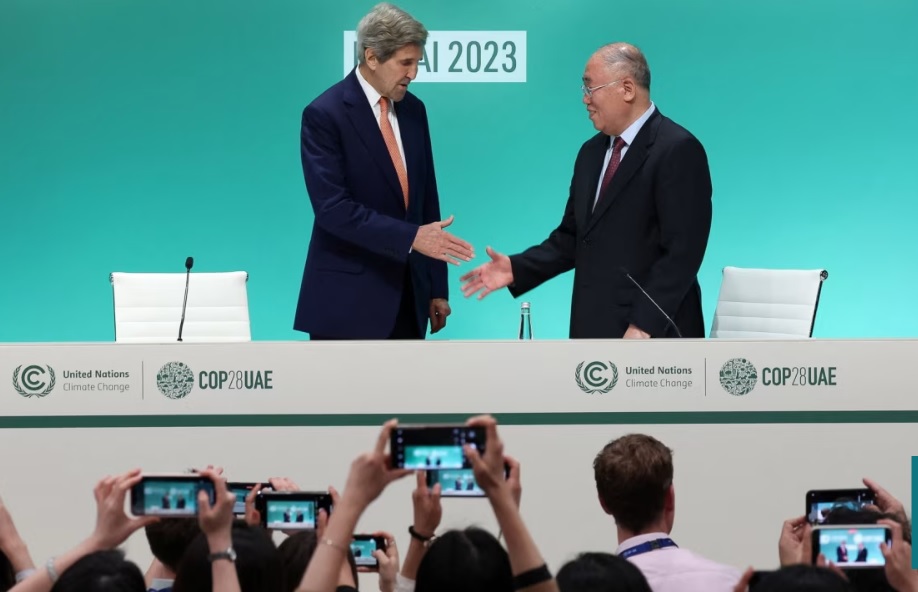 John Kerry v&agrave; Xie Zhenhua tại hội nghị thượng đỉnh Li&ecirc;n hợp quốc COP28. Ảnh: Reuters