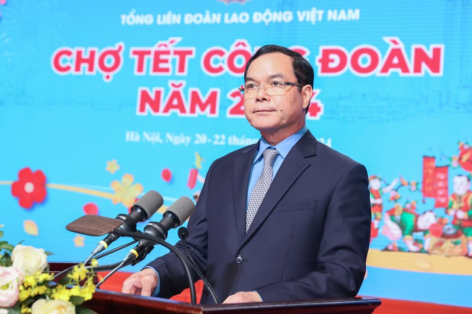 Chủ tịch Tổng LĐLĐ Việt Nam Nguyễn Đ&igrave;nh Khang ph&aacute;t biểu khai mạc chương tr&igrave;nh