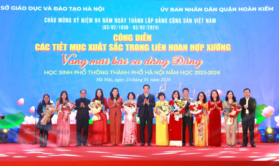 Đại diện Sở GD&ĐT Hà Nội và đại diện UBND quận Hoàn Kiếm tặng hoa cho các đơn vị có tiết mục công diễn