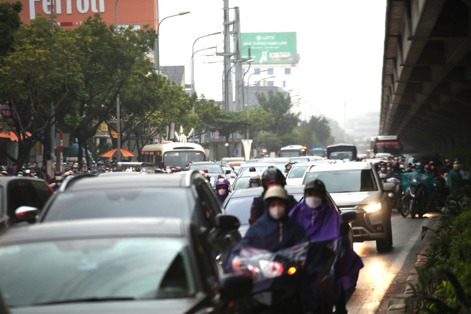 Đường&nbsp; Nguyễn Xiển, phương tiện di chuyển kh&oacute; khăn trong mưa r&eacute;t.