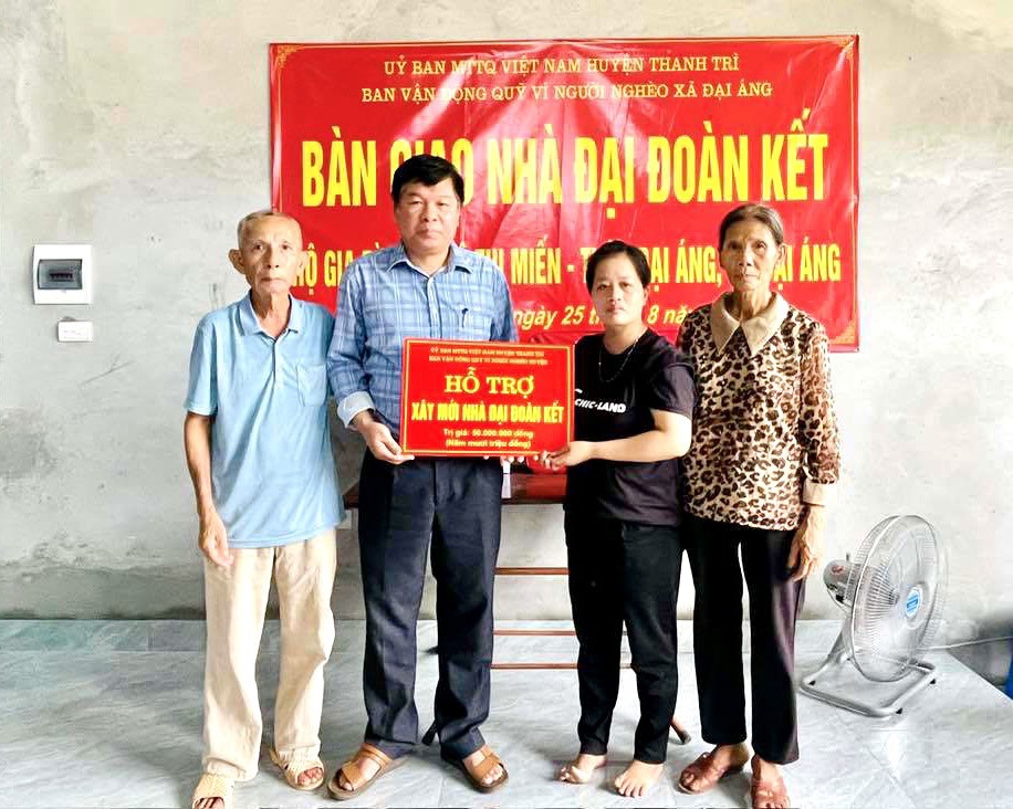 Đại diện Ủy ban MTTQ huyện Thanh Tr&igrave; b&agrave;n giao nh&agrave; Đại đo&agrave;n kết cho gia đ&igrave;nh b&agrave; T&ocirc; Thị Mến ở x&atilde; Đại &Aacute;ng để an cư lập nghiệp, phấn đấu vươn l&ecirc;n tho&aacute;t cận ngh&egrave;o.