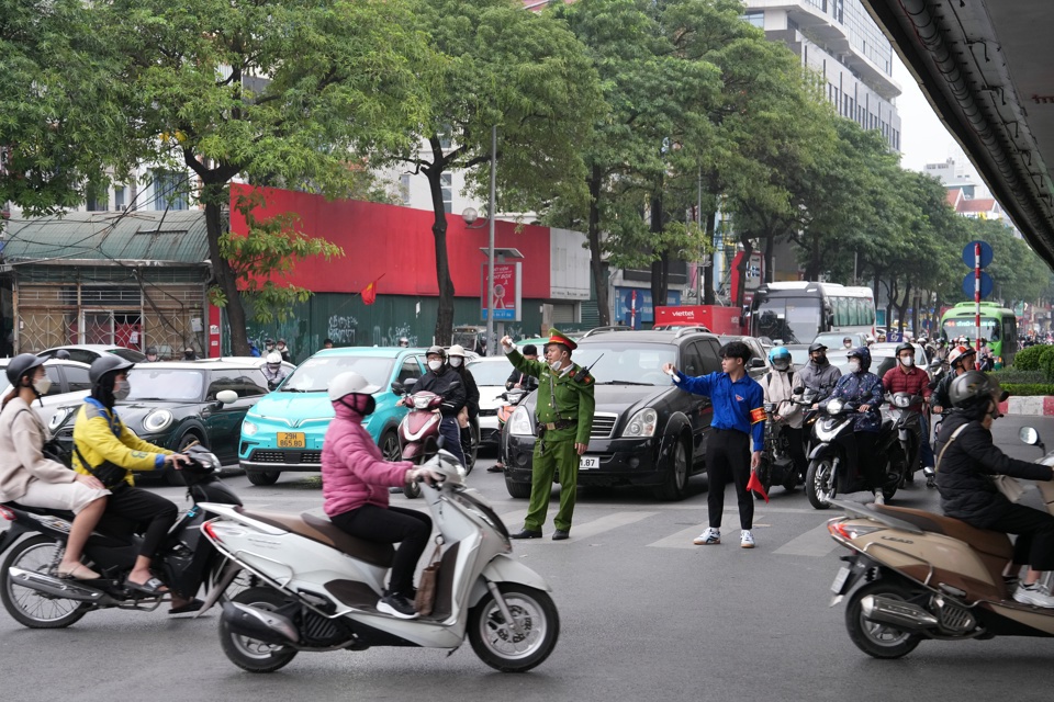 Phường Trung Ho&agrave; huy động sự tham gia của đo&agrave;n vi&ecirc;n thanh ni&ecirc;n trong c&ocirc;ng t&aacute;c đảm bảo trật tự, ATGT tr&ecirc;n địa b&agrave;n.