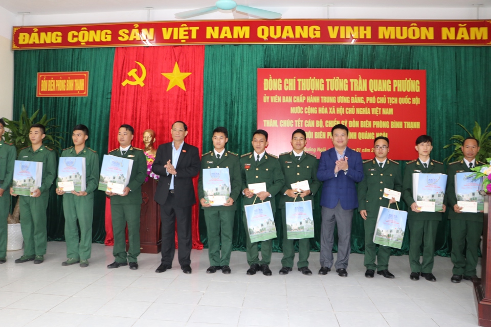 Ph&oacute; Chủ tịch Quốc hội, Thượng tướng Trần Quang Phương tặng qu&agrave; cho c&aacute;n bộ, chiến sĩ c&oacute; ho&agrave;n cảnh kh&oacute; khăn ở Đồn Bi&ecirc;n Ph&ograve;ng B&igrave;nh Thạnh.