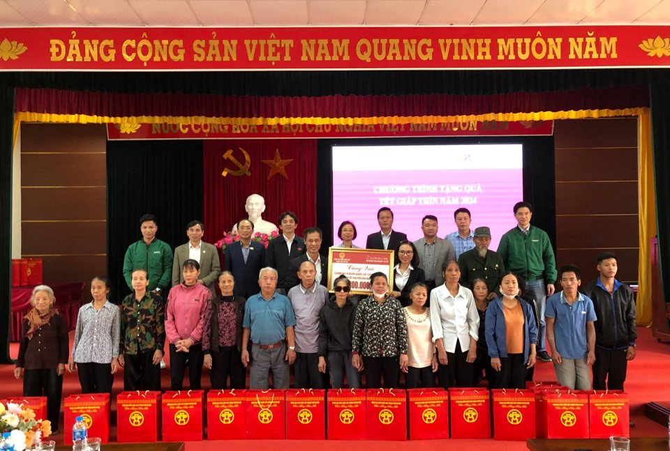 Đo&agrave;n đại biểu Quốc hội TP H&agrave; Nội v&agrave; l&atilde;nh đạo huyện Đan Phượng trao tặng qu&agrave; c&aacute;c hộ gia đ&igrave;nh c&oacute; ho&agrave;n cảnh kh&oacute; khăn.