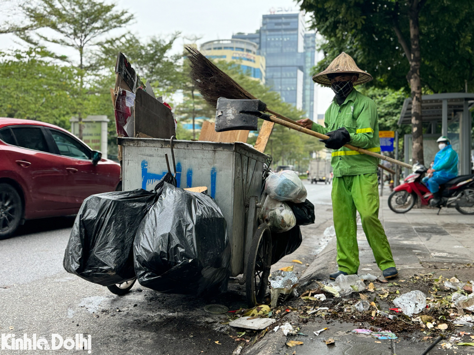 C&ocirc;ng nh&acirc;n vệ sinh m&ocirc;i trường vẫn phải lao động để đảm bảo vệ sinh m&ocirc;i trường tr&ecirc;n c&aacute;c tuyến đường của Thủ đ&ocirc;.