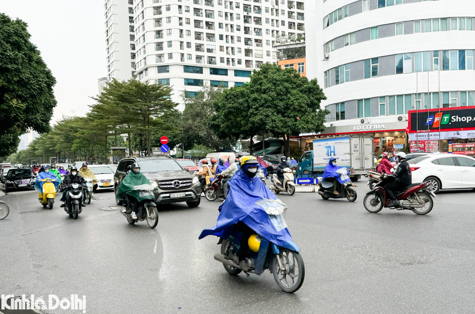 Trời lạnh v&agrave; mưa khiến người d&acirc;n di chuyển kh&oacute; khăn hơn v&igrave; vướng v&iacute;u &aacute;o mưa, &aacute;o kho&aacute;c, tầm nh&igrave;n hạn chế...&nbsp;Dự b&aacute;o đợt r&eacute;t đậm, r&eacute;t hại n&agrave;y c&ograve;n k&eacute;o d&agrave;i th&ecirc;m 4-5 ng&agrave;y tới.