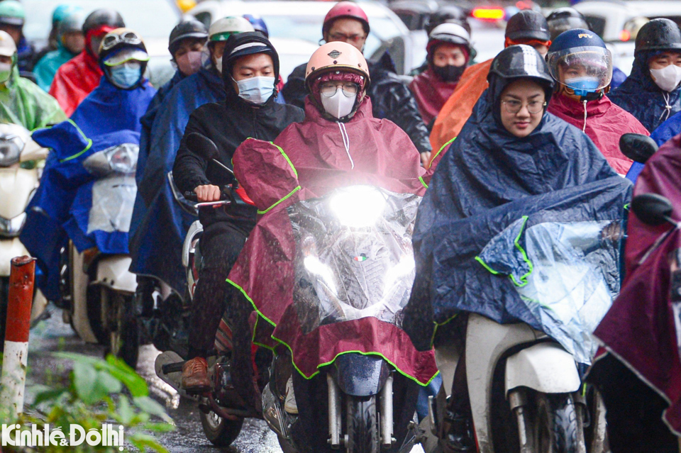 Ngo&agrave;i ra, bộ phận kh&ocirc;ng kh&iacute; lạnh ở ph&iacute;a Bắc đang tăng cường xuống ph&iacute;a Nam. Trời mưa rả r&iacute;ch cả ng&agrave;y khiến cảm gi&aacute;c r&eacute;t buốt c&agrave;ng r&otilde; rệt hơn.