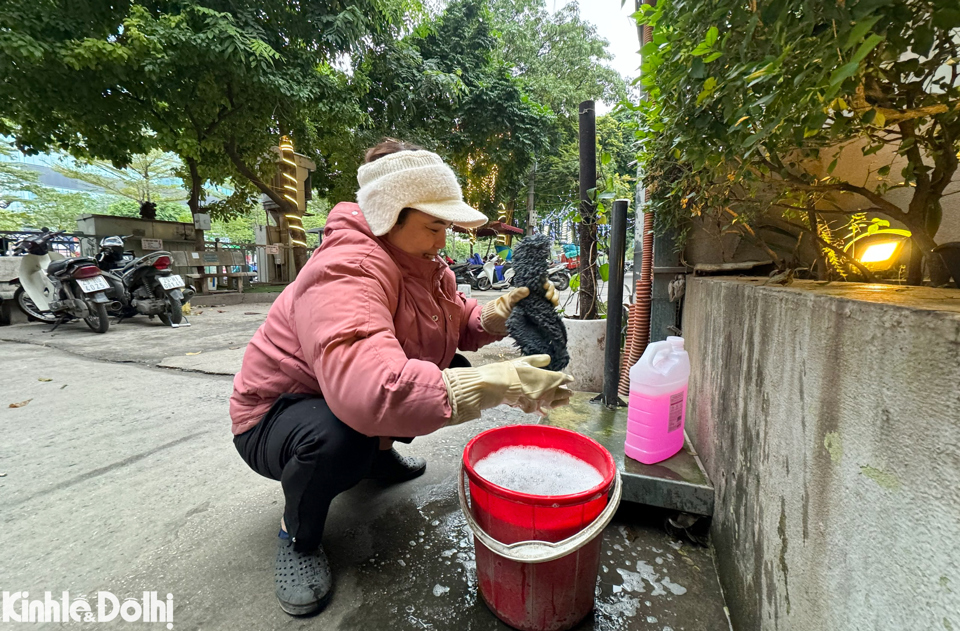 Nhiều người lao động phải sử dụng găng tay khi l&agrave;m việc với nước để tr&aacute;nh lạnh gi&aacute;.