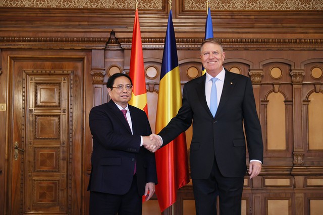 Thủ tướng Phạm Minh Ch&iacute;nh hội kiến Tổng thống Romania Klaus Iohannis - Ảnh: VGP/Nhật Bắc &nbsp;