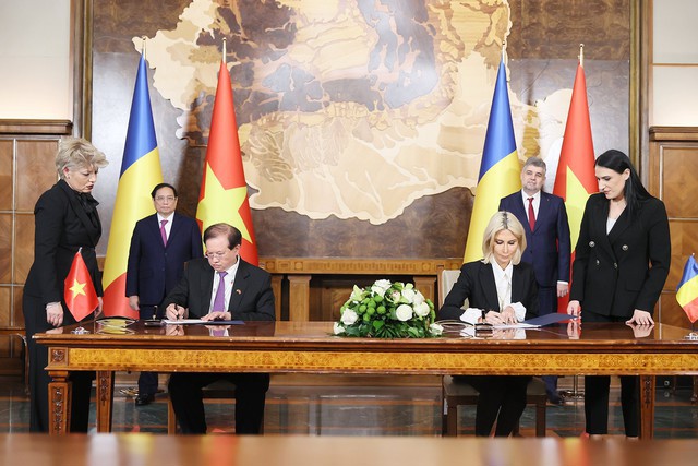 Hai Thủ tướng chứng kiến k&iacute; kết c&aacute;c văn kiện hợp t&aacute;c giữa Việt Nam v&agrave; Romania - Ảnh: VGP/Nhật Bắc &nbsp;