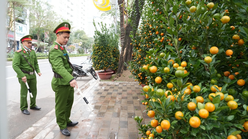 C&ocirc;ng an phường Nhật T&acirc;n kiểm tra, nhắc nhở c&aacute;c hộ kinh doanh chấp h&agrave;nh c&aacute;c quy định về quản l&yacute; sử dụng l&ograve;ng đường, vỉa h&egrave;.