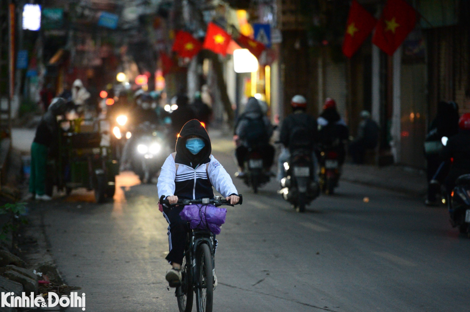 H&agrave; Nội&nbsp;ch&igrave;m trong gi&oacute; r&eacute;t, lạnh t&ecirc; t&aacute;i, học sinh c&aacute;c cấp vẫn đến trường trong s&aacute;ng ng&agrave;y 23/1.