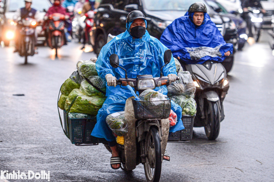 Trong khi đ&oacute;, nhiều người lao động vẫn phải ra đường mưu sinh từ s&aacute;ng sớm.